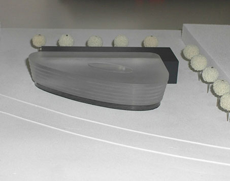 Bild eines Modelbaus des Porsche Zentrums in München