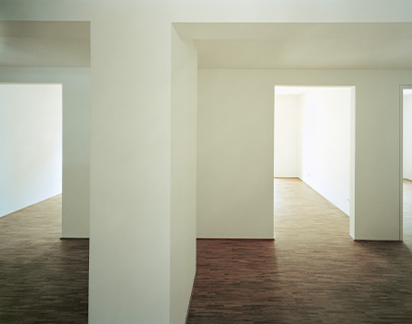 Bild einer Räumlichkeit des 10-14 Gebäudes in Stuttgart. Der Raum hat weiße Wände und einen braunen Boden.