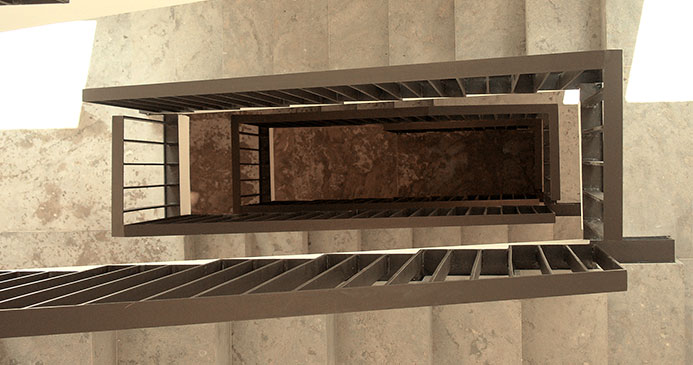 Bild eines Treppenhauses mit einem weißen Mamorähnlichen Boden