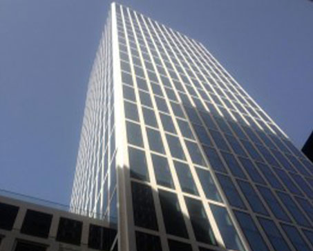 Bild einer Außenansicht des Taunusturm in Frankfurt