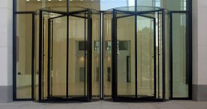 Bild des Eingangsbereichs des Taunusturm in Frankfurt. Das Gebäude hat große Glastüren.