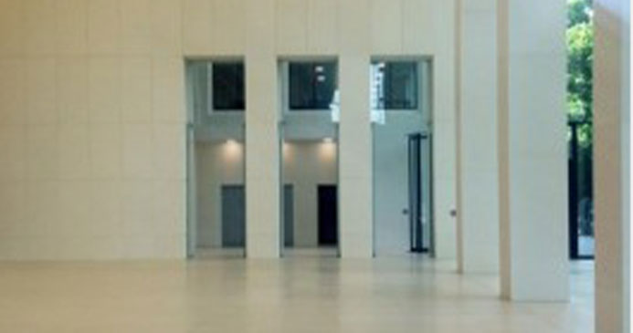 Bild der Lobby des Taunusturm in Frankfurt. Eine große weiße Halle