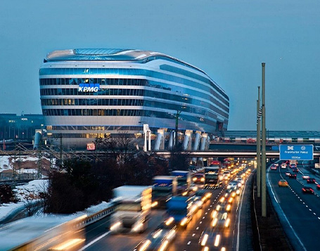 Bild des Bürogebäudes Squaire Frankfurt von außen. Das Gebäude ähnelt der Form eines Wals.
