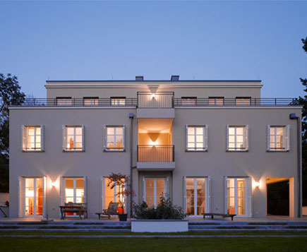Außenansicht einer großen Villa in Wiesbaden